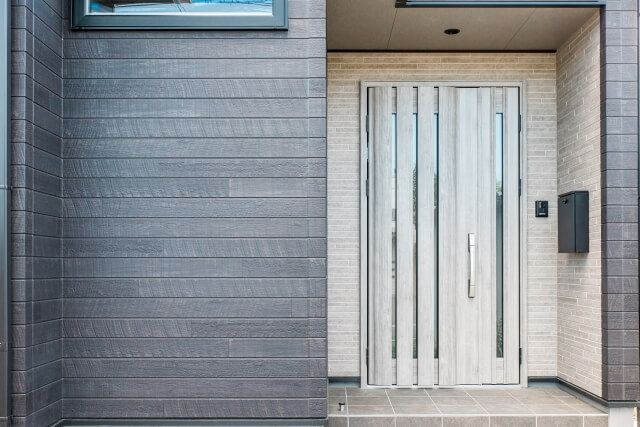 玄関引き戸は開き戸にリフォームできる！メリット・デメリットと費用相場も解説